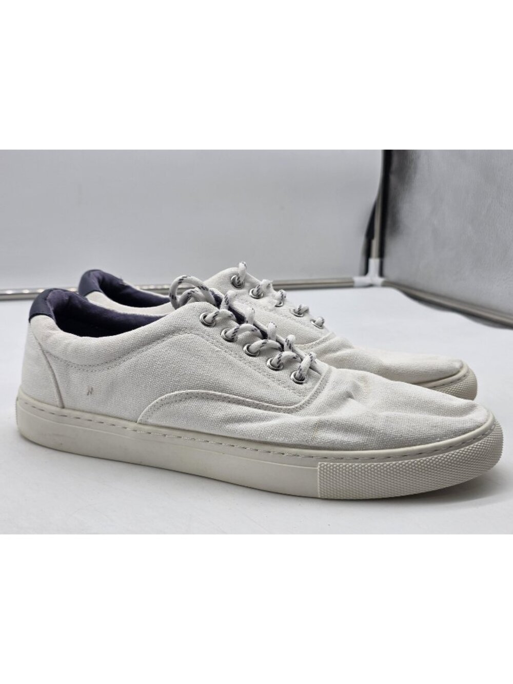 J.Crew AW265 Shoes Mens 9 White explorer Canvas Casual Low Top Sneakers Damaged